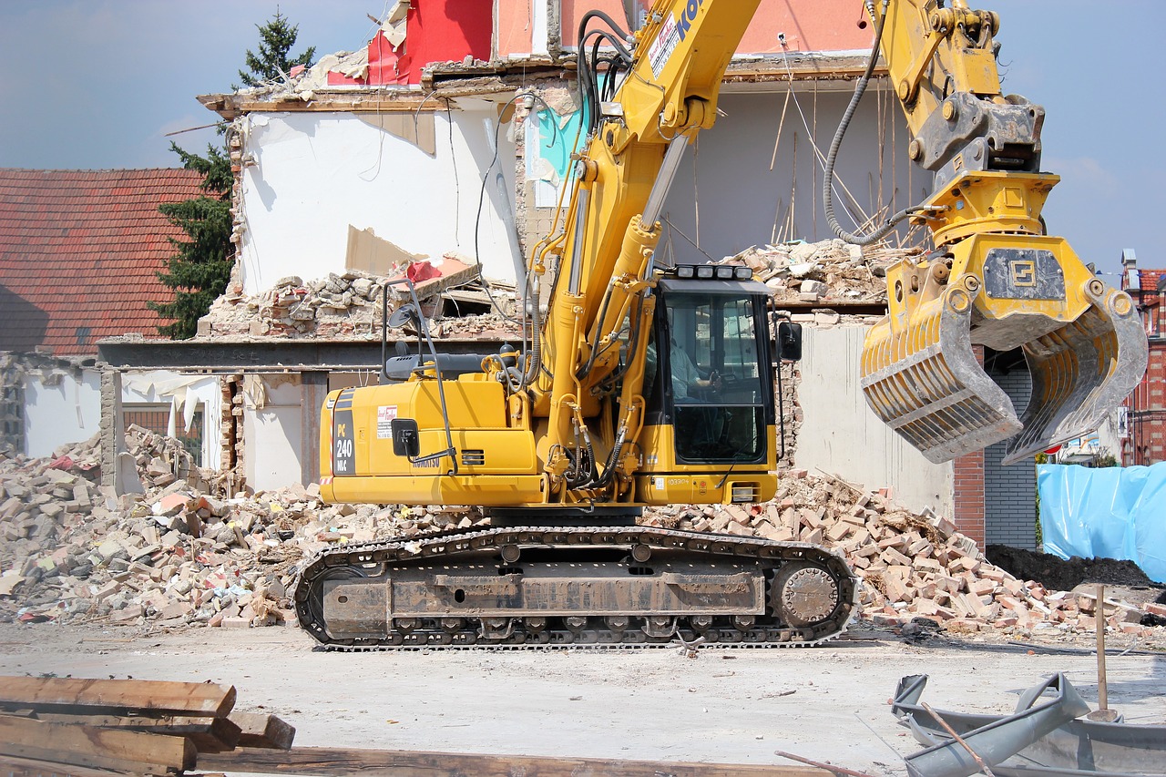 Jak przebiegają wyburzenia obiektów budowlanych?